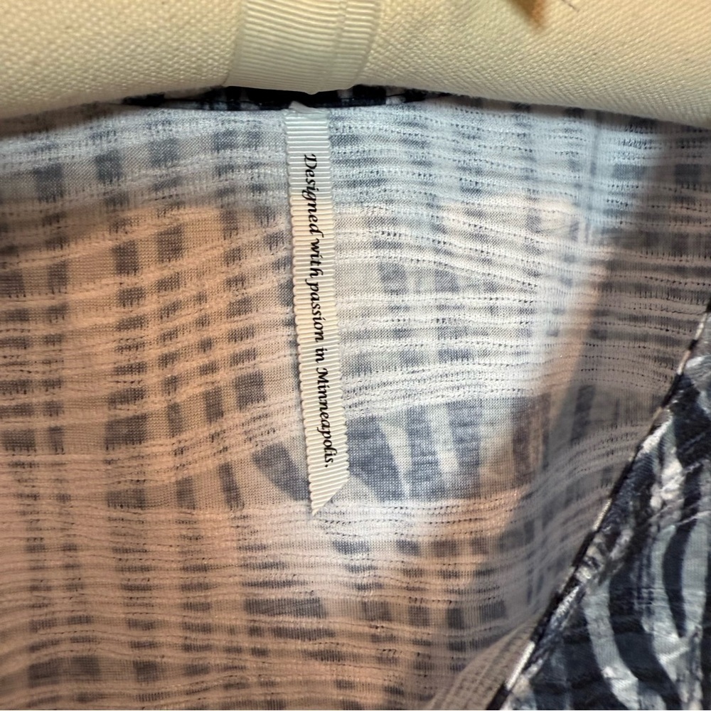 Black and White Zebra Print Long Sleeve Top Size XL - Picture 4 of 6